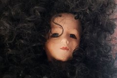 Puppenkopf-mit-schwarzen-Haaren